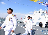 海军代表团登中国舰船参观