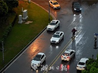 今晨，武汉“乌云压城”如科幻大片