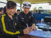 河北永清：移动警务车进乡村