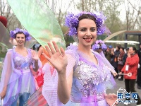 花车巡游精彩纷呈