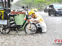 广州遭暴雨袭击 10区发布暴雨预警