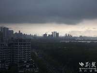 今晨，武汉“乌云压城”如科幻大片