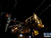 铁路“蜘蛛侠”夜行保畅通