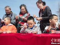 中俄两岸庆开江 千人品江鱼