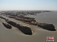 航拍甘肃敦煌雅丹地貌 “西海舰队” 景观如万舰出海