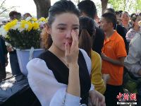 民众前往西昌殡仪馆悼念牺牲的扑火人员