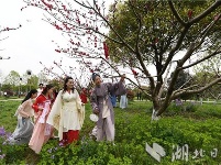 潜江：穿汉服“祭花神”