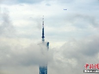 广州雨后浓雾缠绕“小蛮腰”