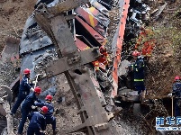 河南火车事故致6人失联 200多名搜救人员现场救援