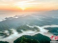 绝美！航拍江西武宁云雾漫山飘 乡村好妖娆