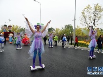花车巡游精彩纷呈