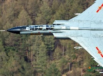 惊艳！中国战机超低空高速通过山谷