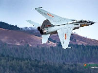 惊艳！中国战机超低空高速通过山谷