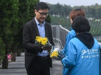 浙江湖州：志愿者倡导“清明”文明祭扫