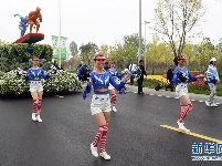 花车巡游精彩纷呈