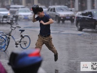 今晨，武汉“乌云压城”如科幻大片