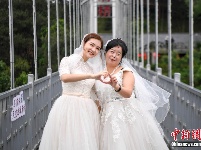 湖南长沙劳动者的高空婚纱照