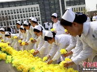 宁夏医学生缅怀遗体捐献者