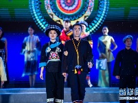 贵州望谟：“锦绣布依”展服饰