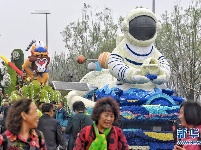 花车巡游精彩纷呈