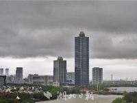 今晨，武汉“乌云压城”如科幻大片