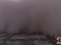 新疆阿拉尔遭遇强沙尘暴 “沙墙”在城市中推进