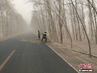 内蒙古科左后旗遭遇大风袭击 交警风沙中清理路面