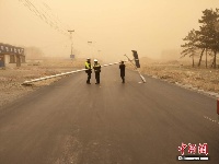 内蒙古科左后旗遭遇大风袭击 交警风沙中清理路面