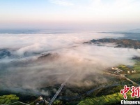 绝美！航拍江西武宁云雾漫山飘 乡村好妖娆