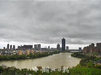 今晨，武汉“乌云压城”如科幻大片