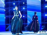 贵州望谟：“锦绣布依”展服饰