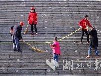 湖北郧阳：清扫烈士陵园 迎接祭扫高峰