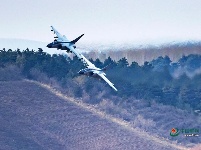 惊艳！中国战机超低空高速通过山谷