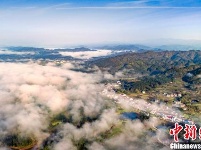 绝美！航拍江西武宁云雾漫山飘 乡村好妖娆