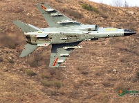 惊艳！中国战机超低空高速通过山谷