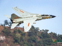 惊艳！中国战机超低空高速通过山谷