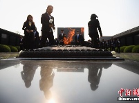 民众走进侵华日军南京大屠杀遇难同胞纪念馆寄哀思