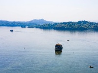 航拍江西仙女湖 游客“围观”渔民水上春管景观