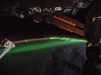 宇航员太空拍摄南极光 如地球上空浮现的绿色火焰