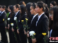 民众走进侵华日军南京大屠杀遇难同胞纪念馆寄哀思