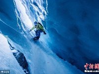 惊险刺激！男子在海拔3000米冰洞里滑雪