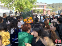 民众前往西昌殡仪馆悼念牺牲的扑火人员