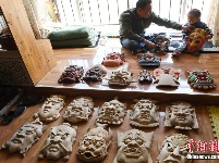 甘肃民间艺人17年间制作2000多张傩面具