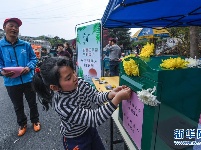 浙江湖州：志愿者倡导“清明”文明祭扫