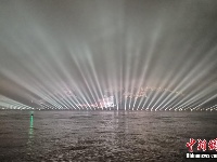 浙江温州上演绚丽夺目的山体灯光秀