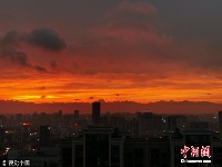 成都现绚丽晚霞映红天空 美如画卷