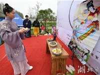 潜江：穿汉服“祭花神”