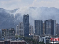 云南昆明城郊发生山火