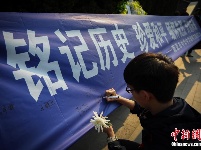 民众走进侵华日军南京大屠杀遇难同胞纪念馆寄哀思