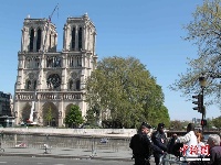 巴黎圣母院在严密戒备中进行紧张清理维护